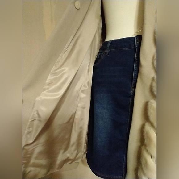 Albert Nipon Studios Elegant Vintage Beige Coat with Faux Fur Trim - Picture 10 of 14